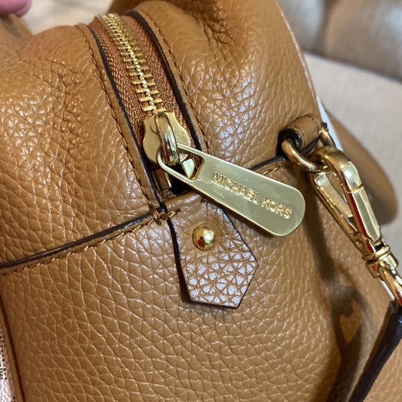 Michael Kors EUC Vanilla Bedford Satchel w/Multiple Pockets & Dust Bag - Picture 8 of 17